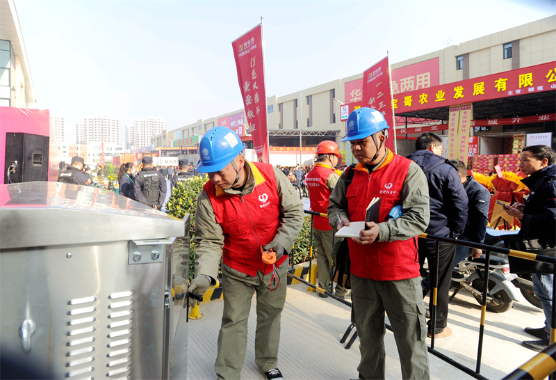 孝感市孝南区供电公司员工巡视首衡城内的供电设备。