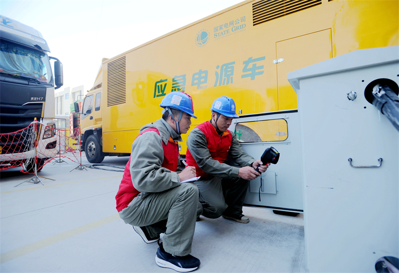 孝感市孝南区供电公司员工巡视首衡城内的供电设备。