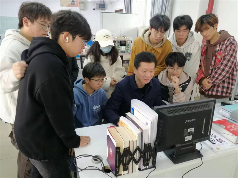 中南民族大学ICPC实验室负责教师侯睿指导学生