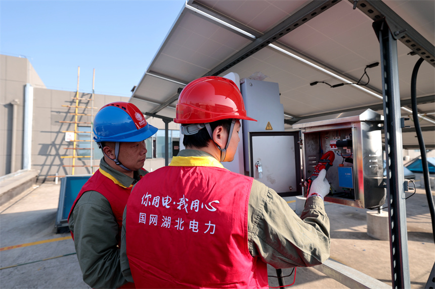 國網鄂州市華容區供電公司“鄂電紅馬甲”對臨港物流中心光伏發電站設備進行檢查，確保光伏發電站可靠發電。戴佩攝
