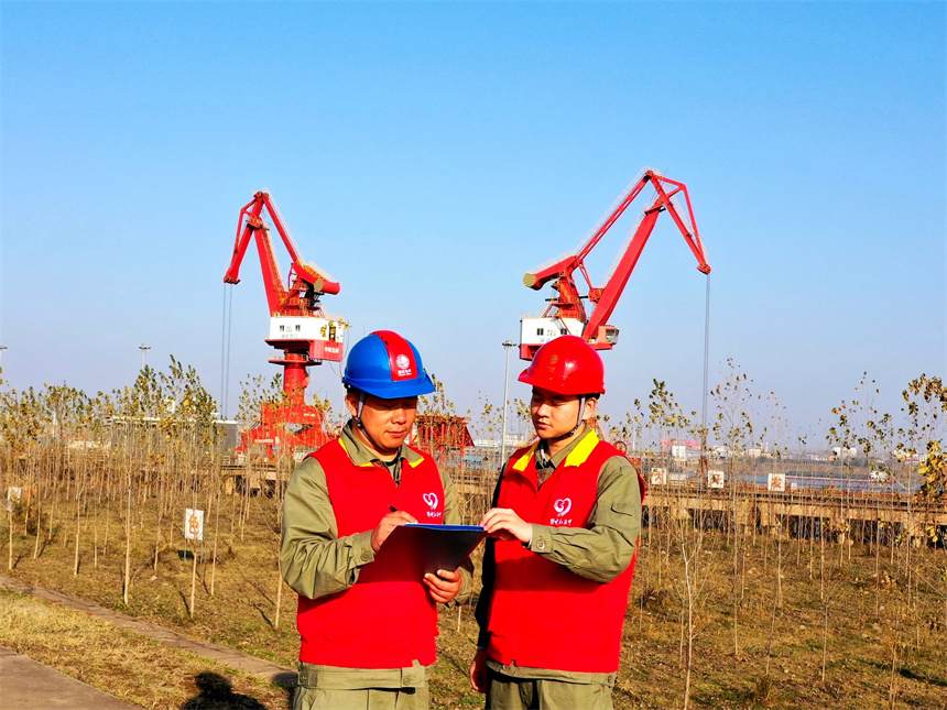 國網鄂州市華容區供電公司“鄂電紅馬甲”對長江沿岸碼頭10千伏線路設備開展特巡過程中，認真記錄發現的缺陷。戴佩攝