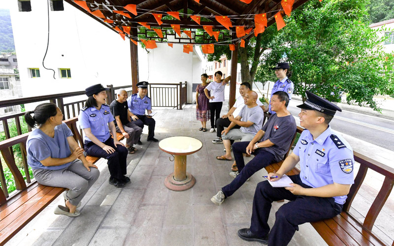 民警在台子包村召開警民懇談會。歐陽智慧攝