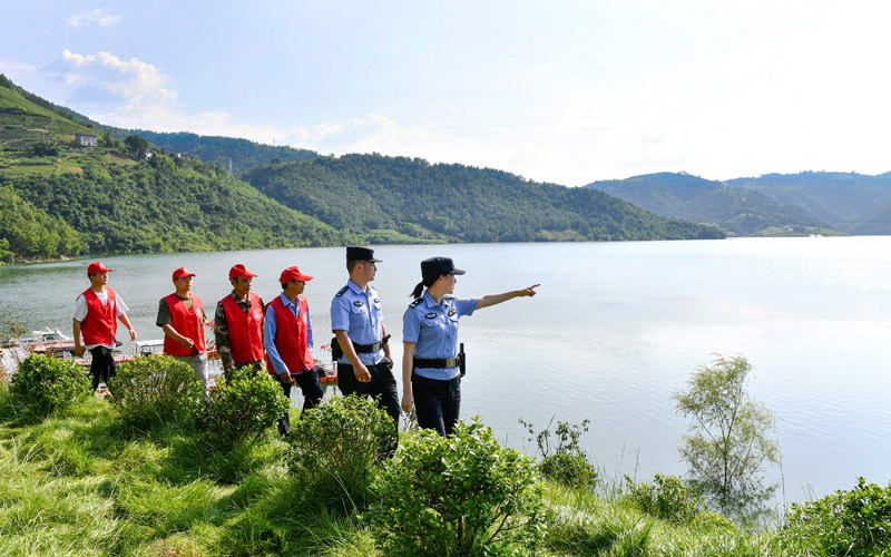 民警在開展夏季河湖巡查宣防活動。歐陽智慧攝