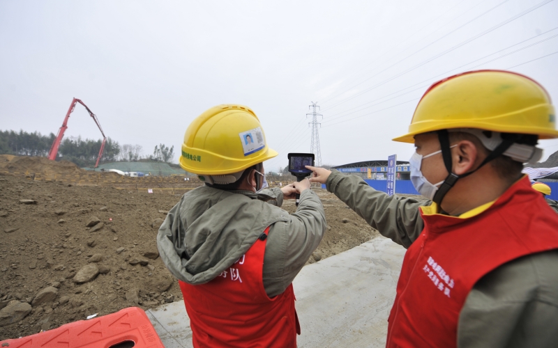 供電運維人員對高壓輸電線路開展紅外測溫，確保輸電線路安全穩定運行。