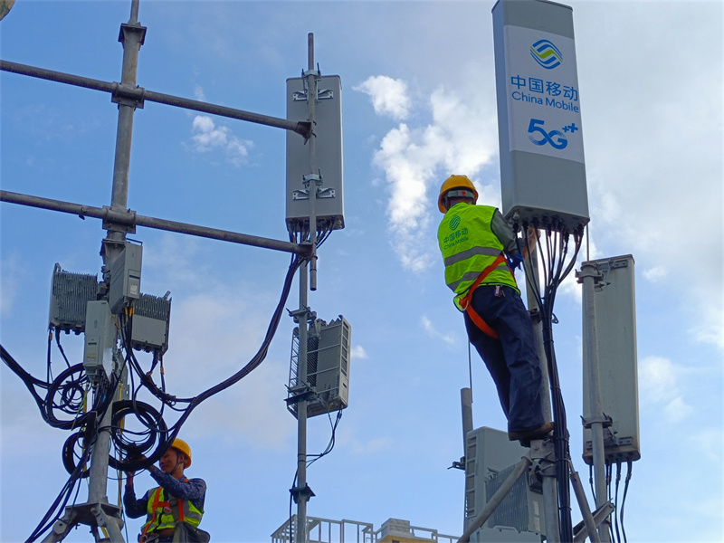 湖北移动网络技术人员在鄂西北地区建设5G网络。