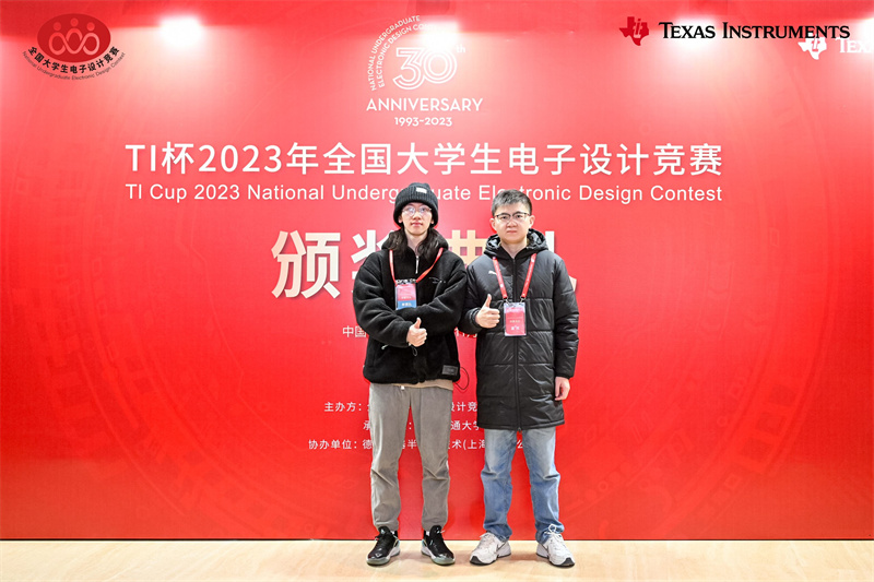2023全国大学生电子设计竞赛国赛中南民大学生获奖照片。