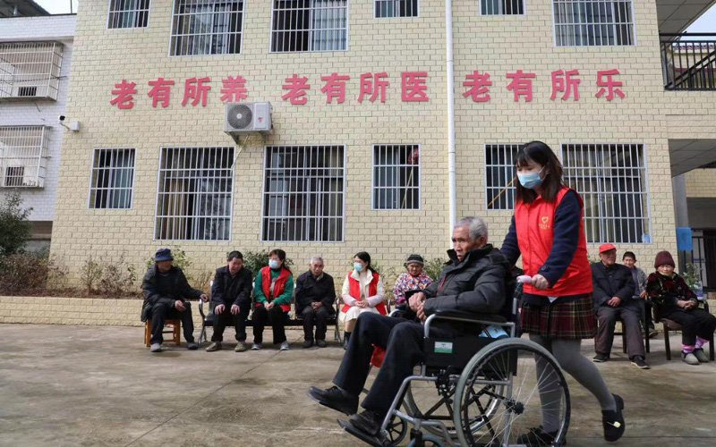 志愿者服务福利院老人晒太阳