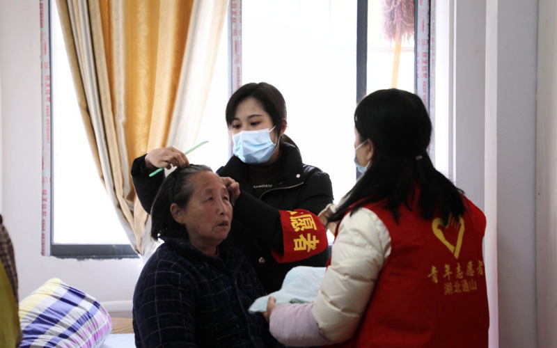 志愿者为福利院老人理发