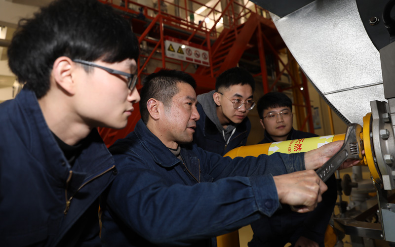武汉卷烟厂动力车间生产保障党员突击队进行设备故障维护。陈林摄
