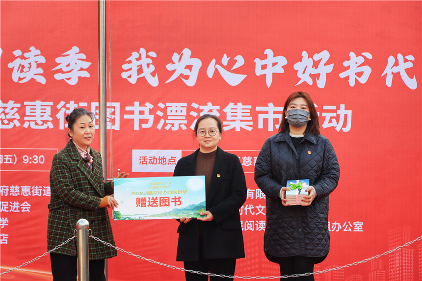 武汉出版集团捐赠书籍。但峰摄
