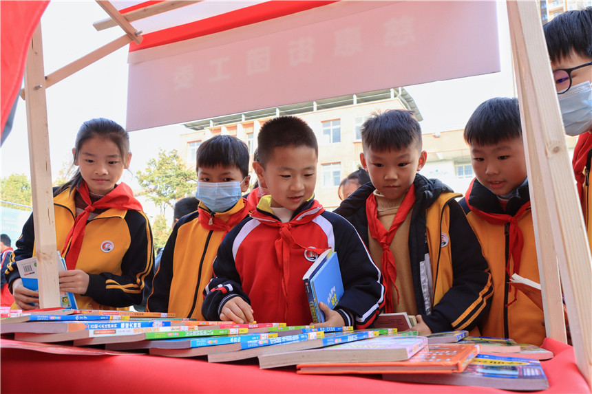 学生参与图书漂流交换优质书籍。但峰摄