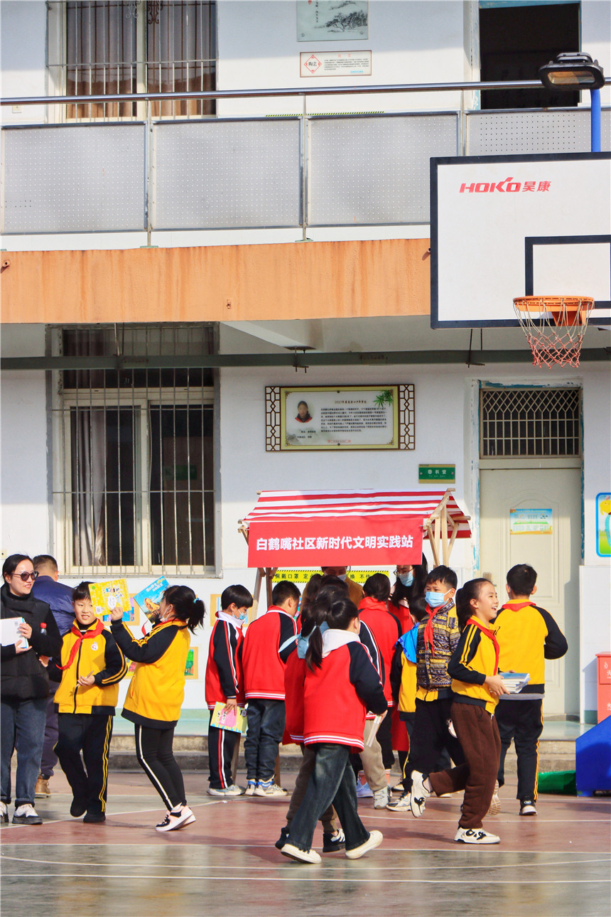 学生参与图书漂流。但峰摄