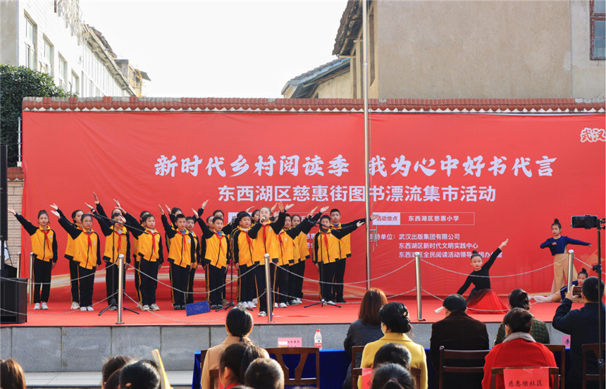 学生代表朗诵《满江红》。但峰摄