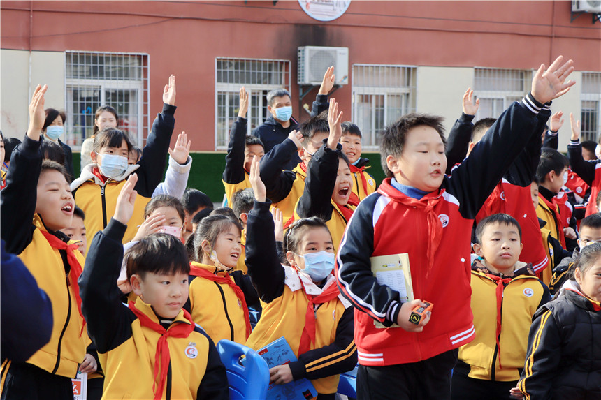 学生积极参与全民阅读问答。但峰摄
