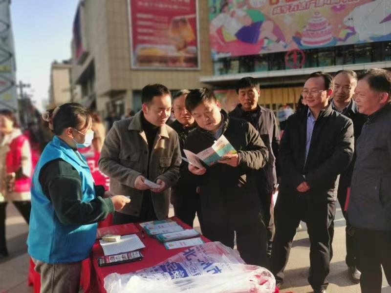湖北咸安举行最美系列先进典型发布暨“暖冬行动”志愿服务启动式。