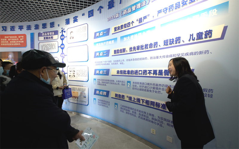 湖北省药检院举行药品监测公众开放日活动，邀请市民前来游学打卡。沈君摄