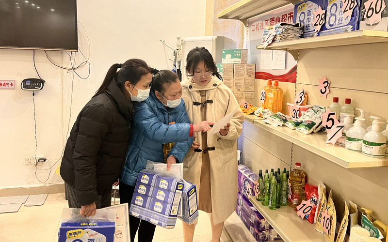 黄冈市黄州区志愿者在积分超市兑换奖品。黄州区新时代文明实践中心供图