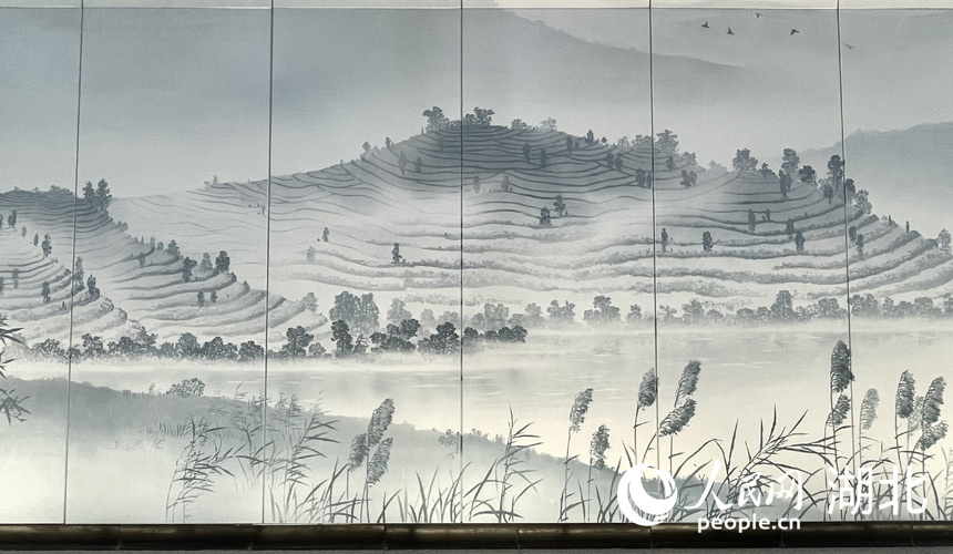武漢地鐵19號線側牆壁畫展現花山自然風光。人民網記者 周恬攝