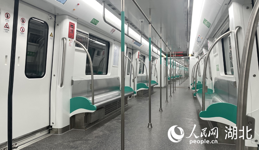 武汉地铁19号线车厢内部。人民网记者 周恬摄