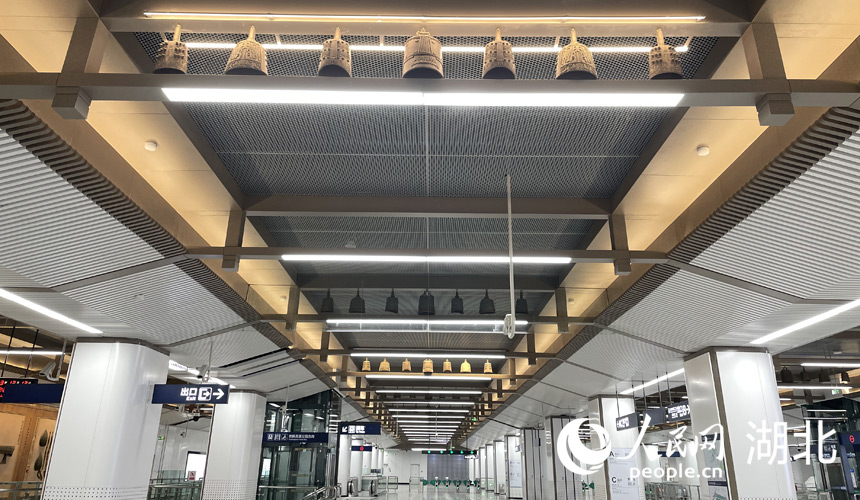 武漢地鐵19號線武漢站西廣場站吊頂採用編鐘排列的方式，頗有“繞梁三日，余音不絕”的意味。人民網記者 周恬攝
