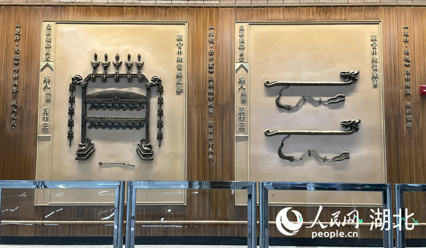 武漢地鐵19號線武漢站西廣場站藝術牆上的編鐘浮雕。人民網記者 周恬攝
