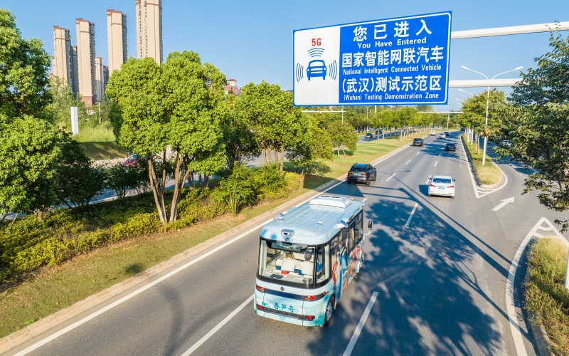 武汉经开区开放智能网联汽车测试。