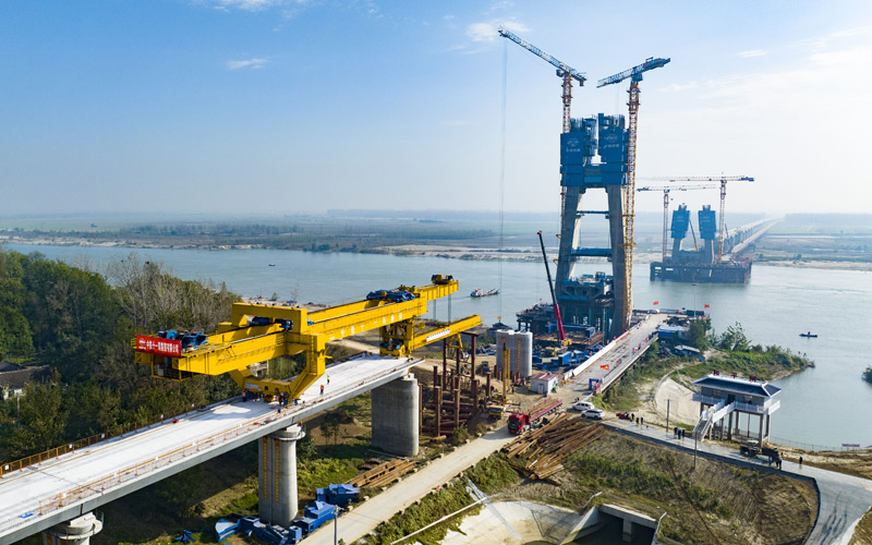 2023年10月28日，钟祥汉江特大桥317号墩首组斜拉索顺利挂设。