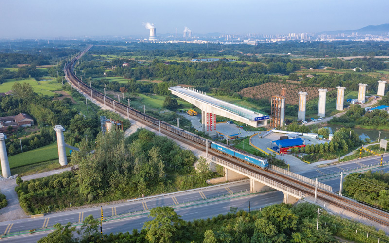 2023年8月15日，跨浩吉鐵路特大橋轉體T構成功轉體。長江沿岸鐵路集團供圖