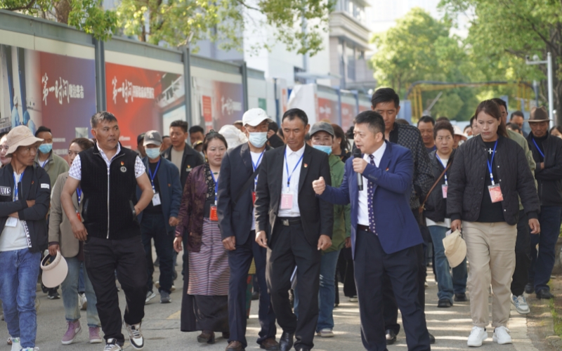 武汉社区学院西藏乃东优秀村（社区）干部专题培训班的60名学员走进金银潭医院。武汉市金银潭医院供图