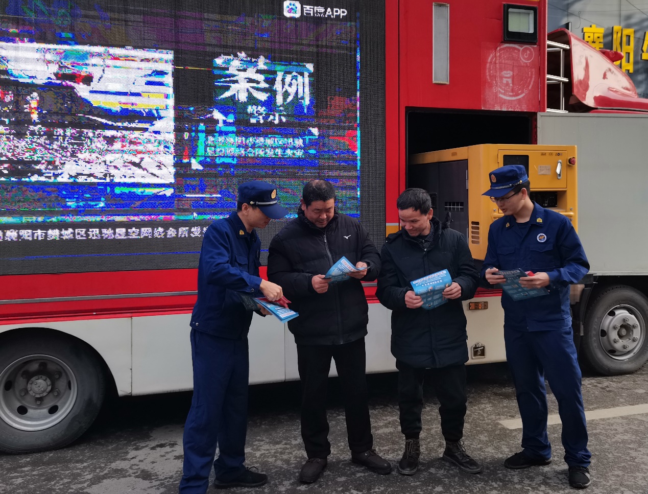 黃石消防宣傳員把移動宣傳車開進村集市為村民普及冬季消防安全常識。寧靜攝