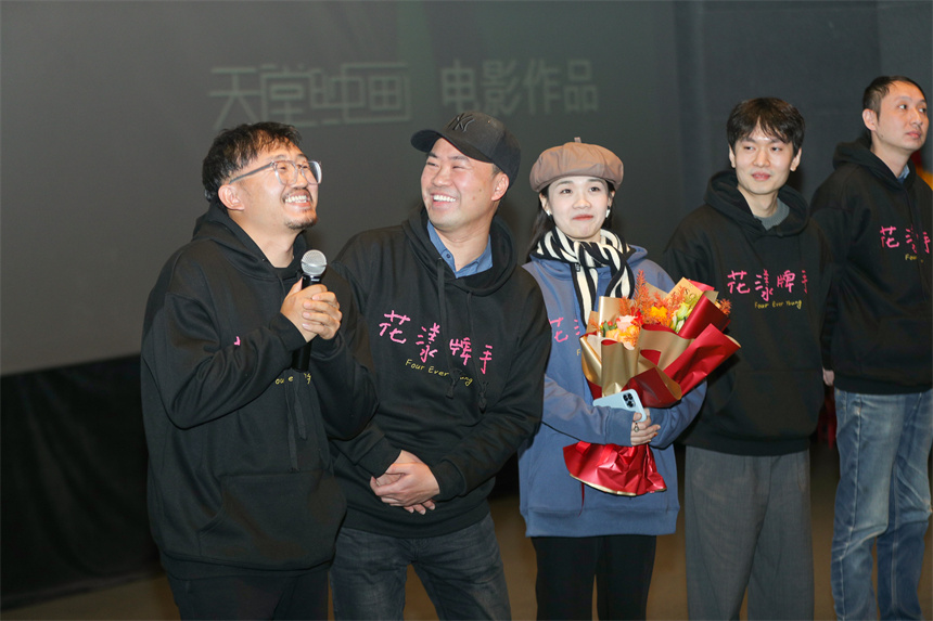 导演董松岩（左二）、摄影指导王鹏飞（左一）和主创团队与观众互动。武汉天堂映画供图
