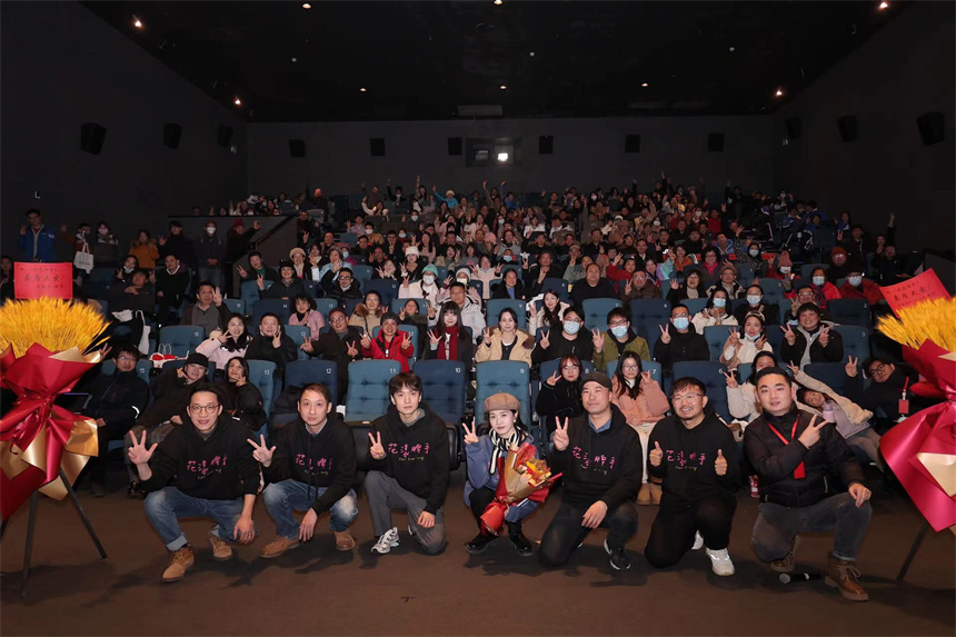 首映现场（左起制片人涂毅，制片人姚明，演员贲广煦，演员李皓璇， 导演董松岩，摄影指导王鹏飞，制片黄帅）。武汉天堂映画供图