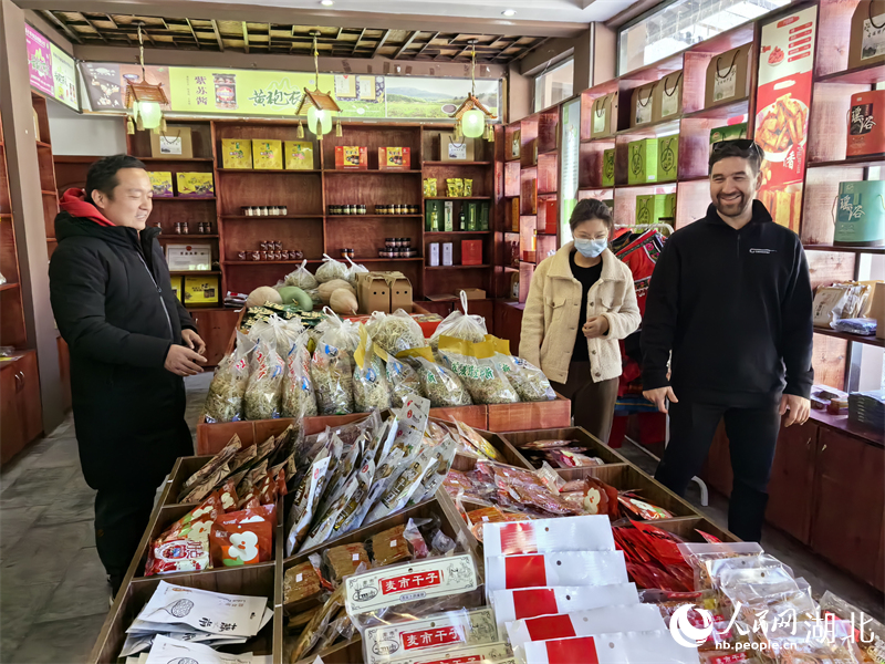 內沖瑤族村裡，直播帶貨展示區頗受游客歡迎。人民網 周雯攝
