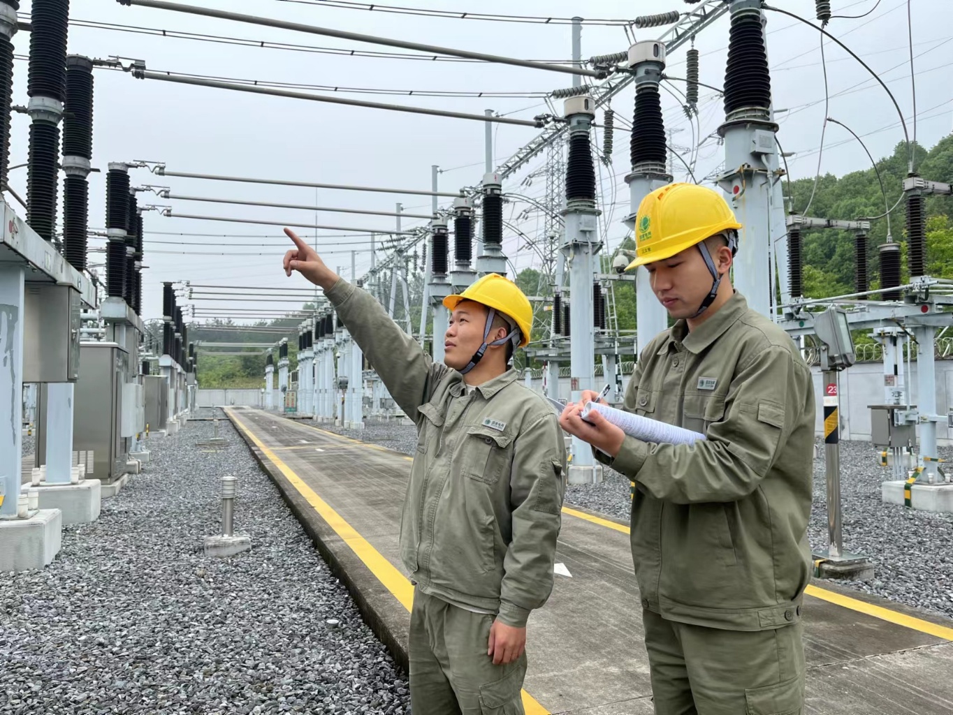 国网湖北电力员工对220千伏鹿门变电站进行元旦保电特巡,仔细检查充油充气设备油位压力,防汛防小动物措施齐全完备等,确保电网安全稳定运行。
