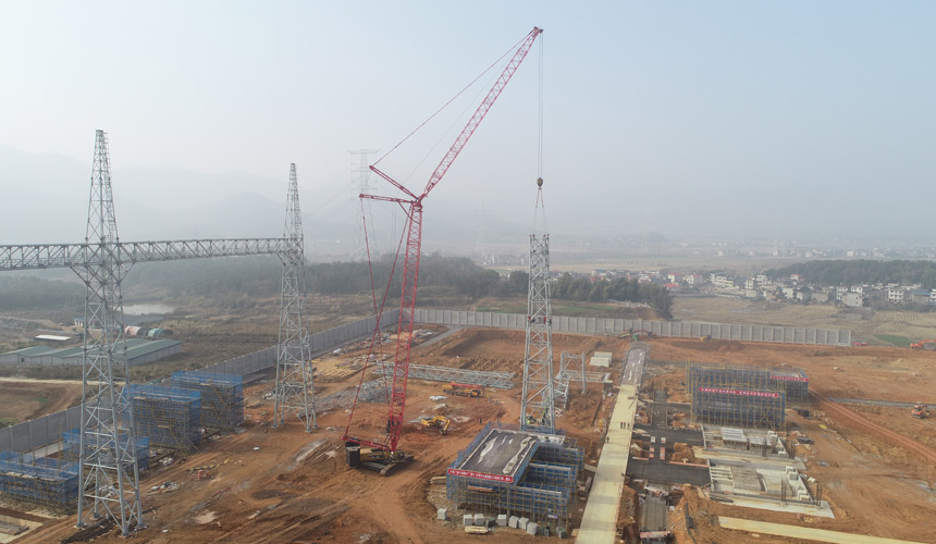 国网湖北送变电公司施工人员吊装1000千伏站内构架。邹小民摄