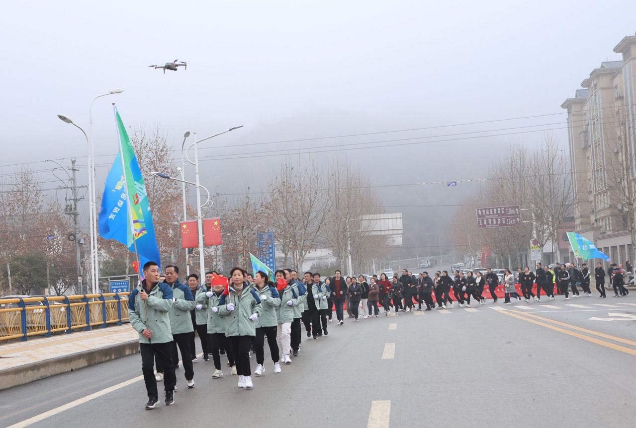 半岛电竞湖北郧西：全民健身“奔跑”迎新年(图3)