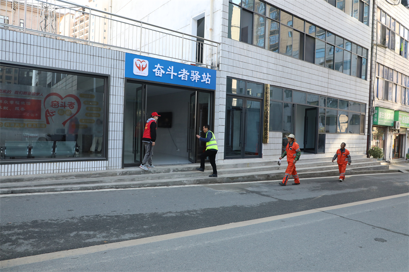 建筑工作“组队”前往驿站休息