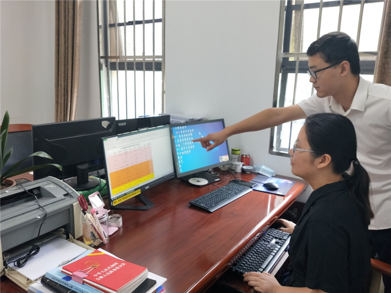 县纪委监委信访室干部正对信访举报数据进行分析研判。