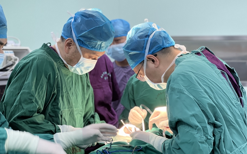外科團隊為患者進行手術。武漢市金銀潭醫院供圖