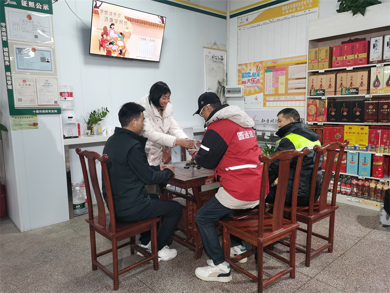 店主邀请快递员进店休息品茶。