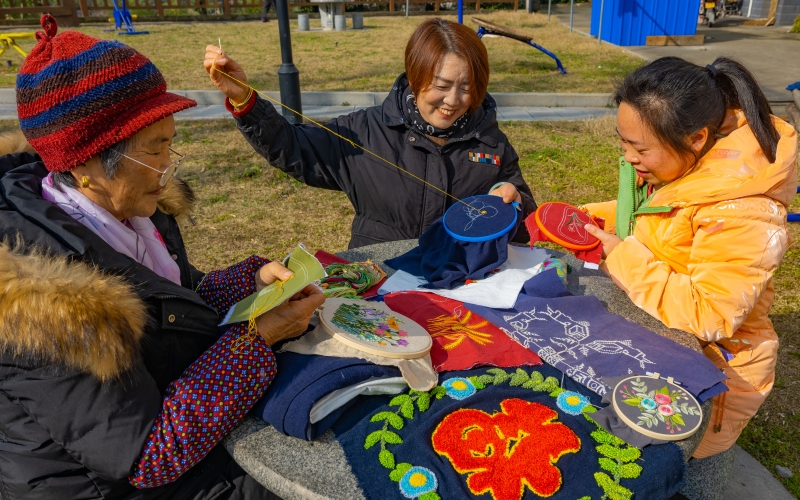 2024年1月9日，秭歸縣茅坪鎮銀杏沱村村民在家門口刺繡。