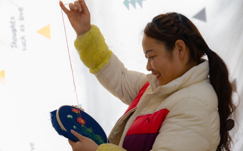 2024年1月9日，秭歸縣茅坪鎮銀杏沱村村民在家裡刺繡。