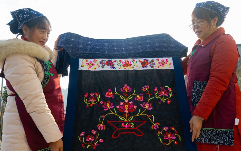 2024年1月9日，秭歸縣繡娘在展示刺繡產品。