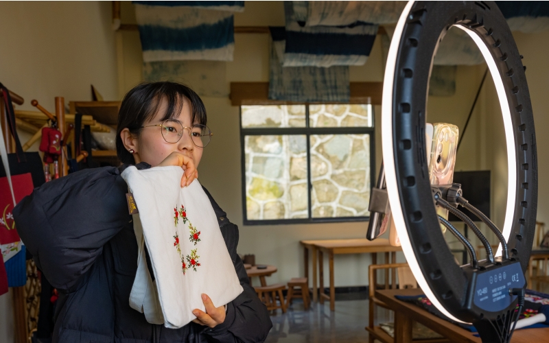 2024年1月9日，繡娘在秭歸縣茅坪鎮月亮包村三閭刺繡非遺工坊直播刺繡產品。
