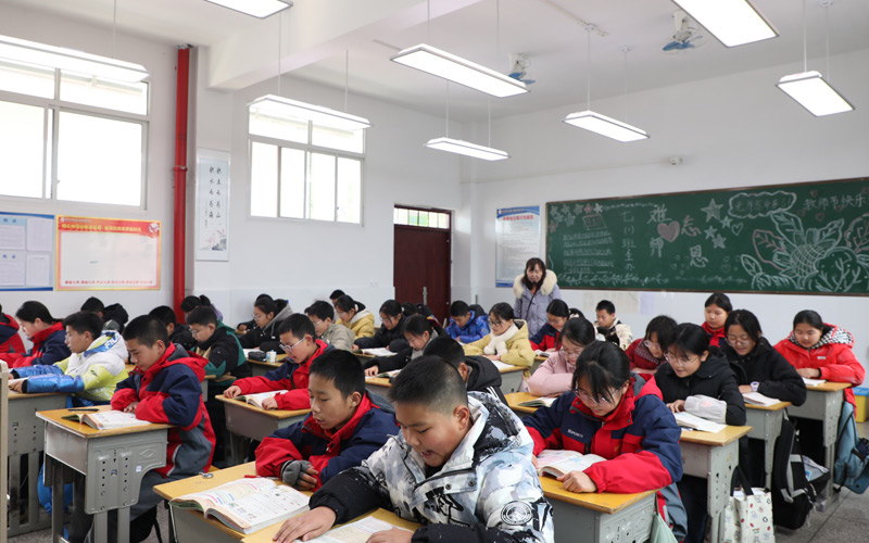 學生們在LED護眼燈教室學習