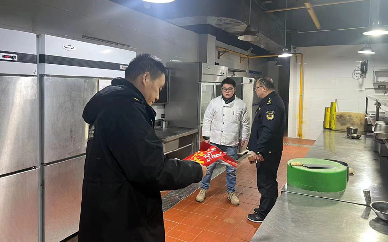 咸安區市場監管人員對食材進行檢查