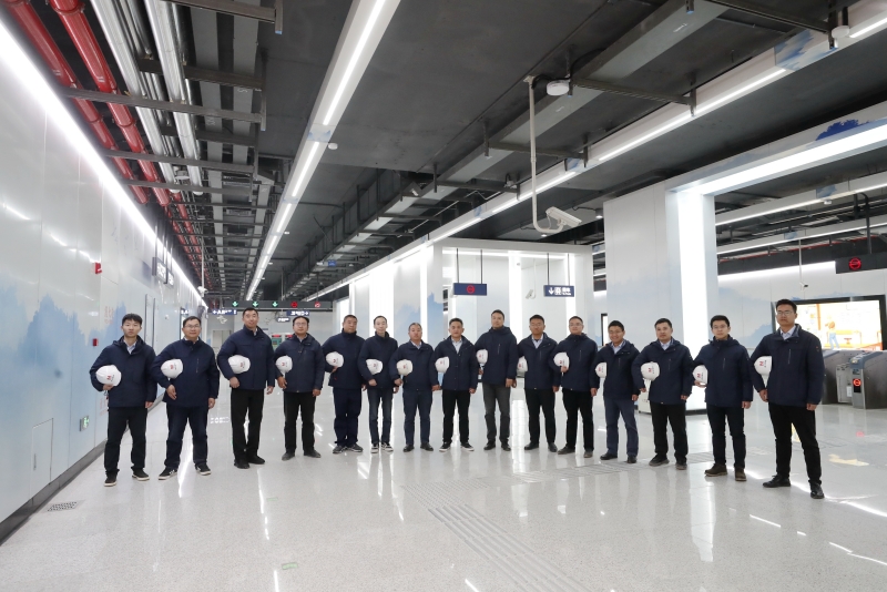 武汉地铁“铁建一号”荣获2023年度“英雄城市·先锋有我”市级先锋团队称号。武汉地铁集团供图