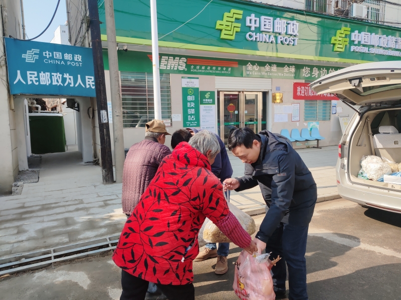 “国企联村”工作队志愿者现场购买农产品。武汉地铁集团供图