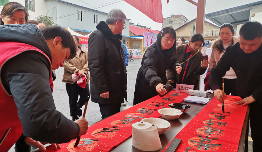 湖北咸安：500余名职工乐享“六送”温暖