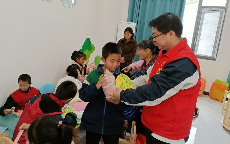 丹江口烟草志愿者到社区完成留守儿童“微心愿”。孔为博摄